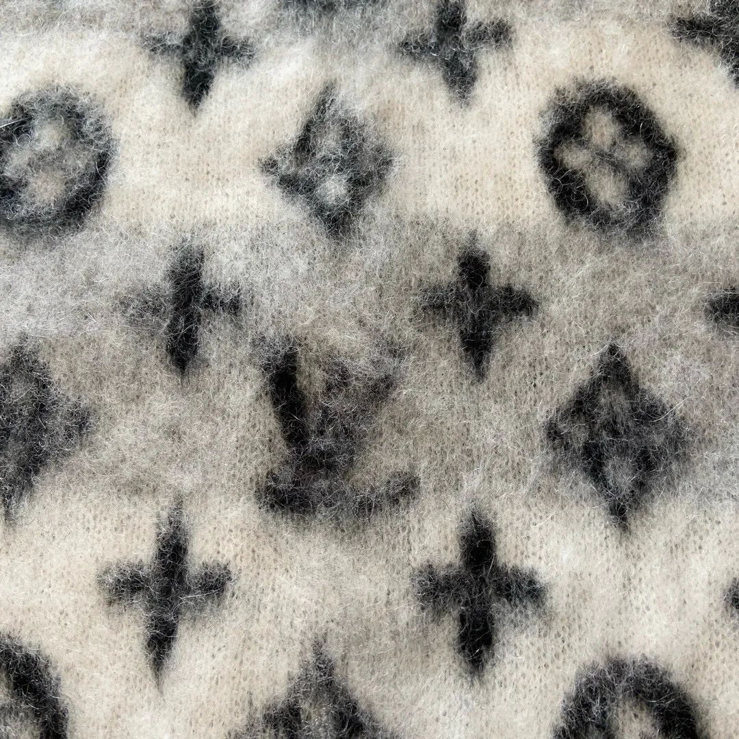 🅿️740 🀄️ Louis Vuitton Louis Vuitton's exclusive version. LV's new cardigan is made of rich and finely milled mohair. It uses elegant tones to highlight the full-length LV Monogram pattern. It is comfortable and warm to wear. It can be paired with simple casual pants or trousers to create a classic look with excellent texture. The same style for men and women. One-to-one sale on the official website